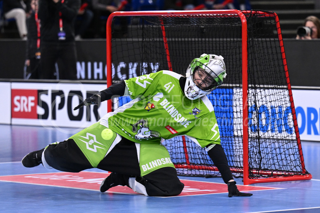 Kloten-Dietlikon Jets vs Skorpion Emmental Zollbrück - 15. April 2023 | 15.04.2023, Kloten, stimo arena, Swiss Unihockey Superfinal Frauen: Kloten-Dietlikon Jets - UHV Skorpion Emmental, Livia Werz (#41 Kloten-Dietlikon Jets) pariert einen Torschuss. - Realisiert mit Pictrs.com