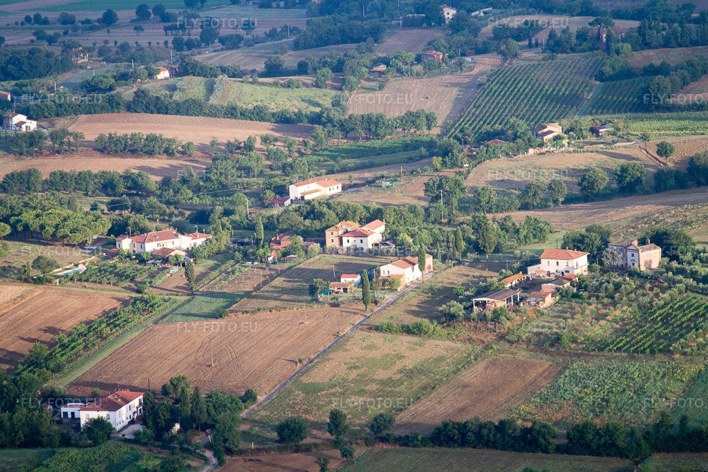 Vue aérienne: Vue de la ville à Foiano della Chiana dans le département Toscane, Italie. Photo: IMG_43642.jpg prise le 28/07/2011 par Werner Riehm/FLY-FOTO.eu – Résolution de l'original: 4272 x 2848 px