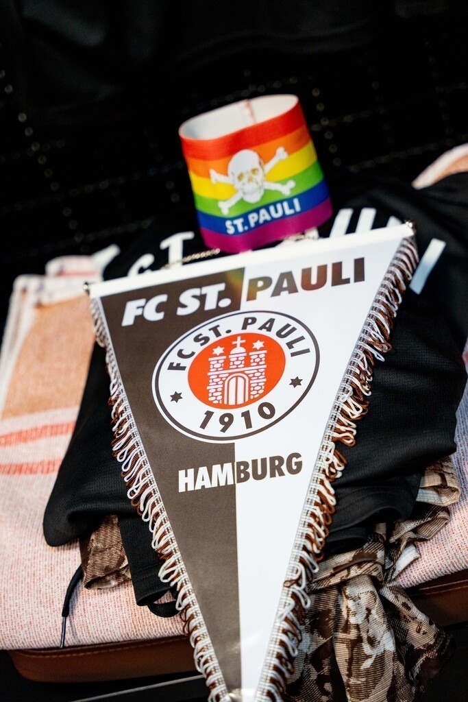 FCP08698 | Der offizielle Shop für FC St. Pauli Fotos. Wähle aus Spielszenen & Fanmomenten dein FCSP Wunschformat. Wir liefern Millerntor-Atmosphäre.