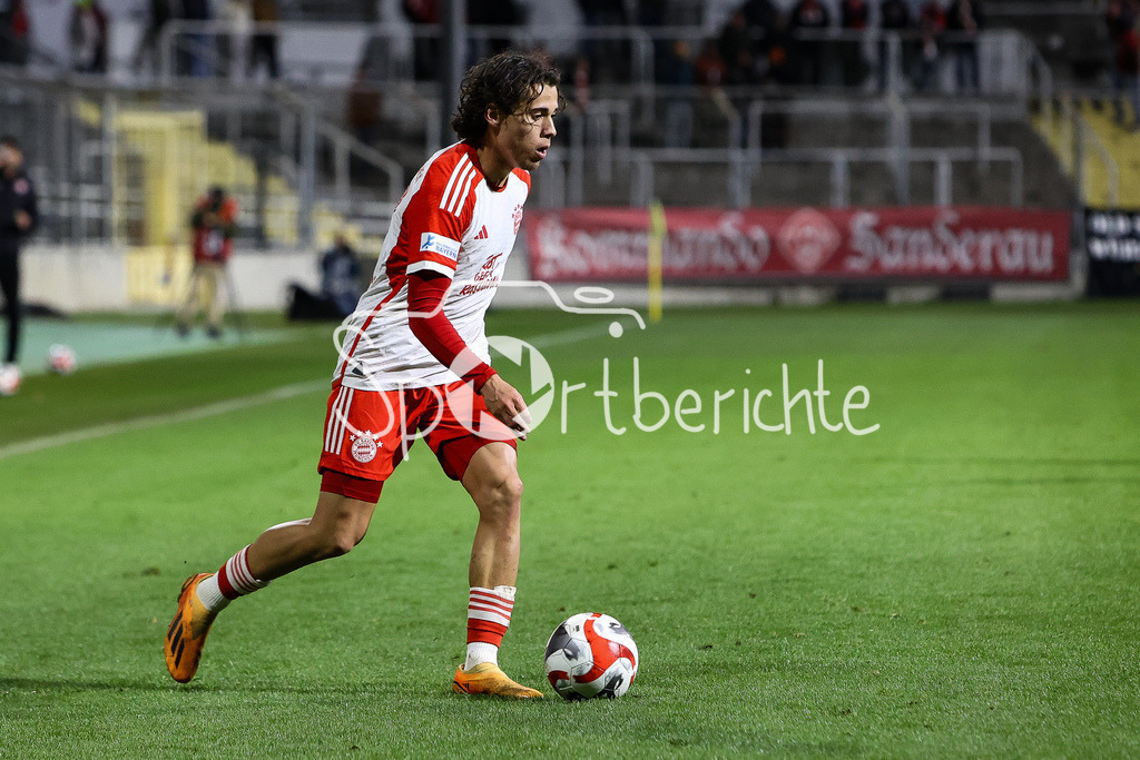 FC Bayern Amateure - FC Wuerzburger Kickers | David JONATHANS (FCB #27) am Ball / Freisteller / Einzelfoto