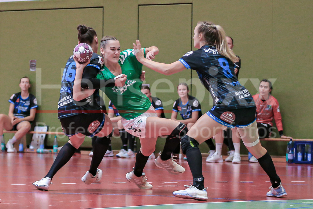 Handball, 2. Bundesliga Frauen, SV Werder Bremen - ESV 1927 Regensburg | v.li.: Caroline Hübner (ESV 1927 Regensburg, 56), Luca Schumacher (SV Werder Bremen, 9) und Franziska Peter (ESV 1927 Regensburg, 8) im Zweikampf, Duell, Spielszene, Aktion, Action