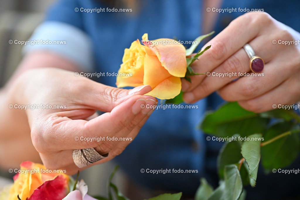 Doris Kern_ Kraeuter_ 03.07.2024-10 | 03.07.2024, Peilstein, AUT, Kraeuter, im Bild Doris Kern entblaettert Rosen