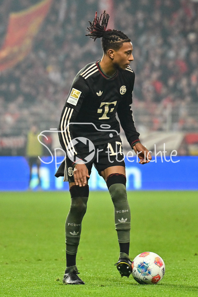 1. FC Union Berlin - FC Bayern München | Berlin, DEUTSCHLAND - 8. NOVEMBER: am Ball Michael OLISE (FC Bayern Munich 17),Einzelfoto / Freisteller während dem Bundesligamatch zwischen dem 1. FC Union Berlin und dem FC Bayern München am 10. Spieltag im Stadion an der alten Försterei am 8. November 2025 in Berlin, Germany / DFL REGULATIONS PROHIBIT ANY USE OF PHOTOGRAPHS AS IMAGE SEQUENCES AND/OR QUASI-VIDEO