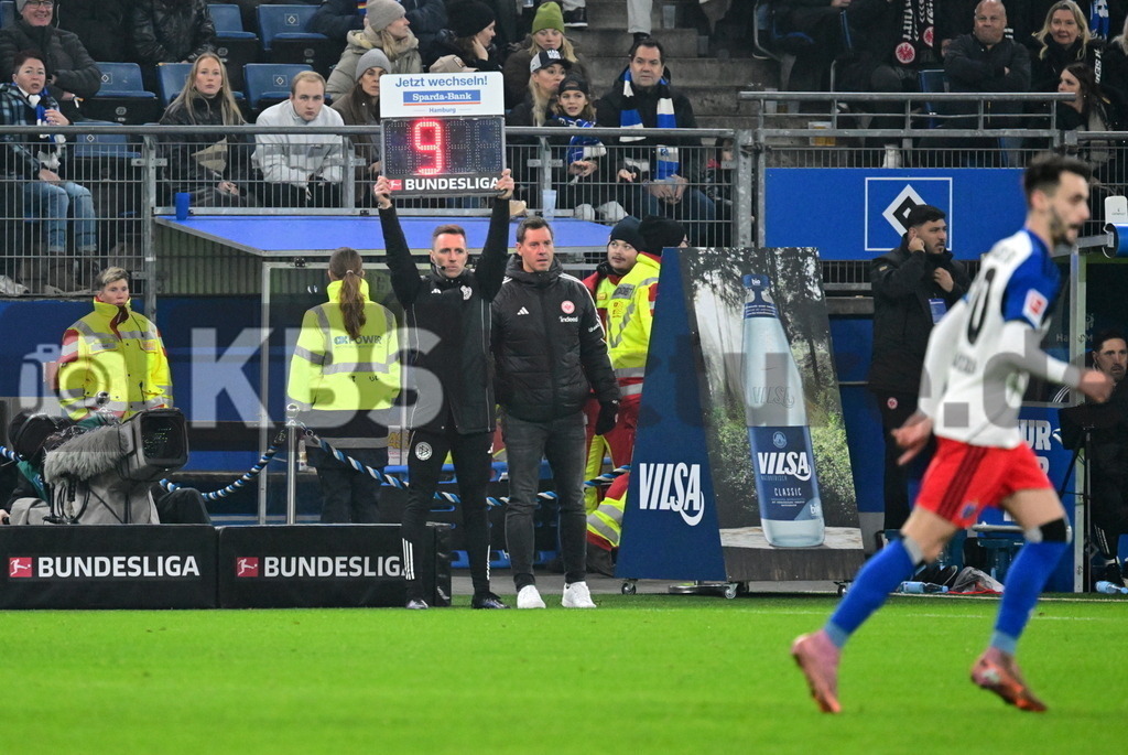 KBS Picture_HSV-Frankfurt_017 | Benen Lukas 4.Schiri-Assi zeogt die Nachspielzeit an ,Sportplatz :  Volksparkstadion, - Realisiert mit Pictrs.com