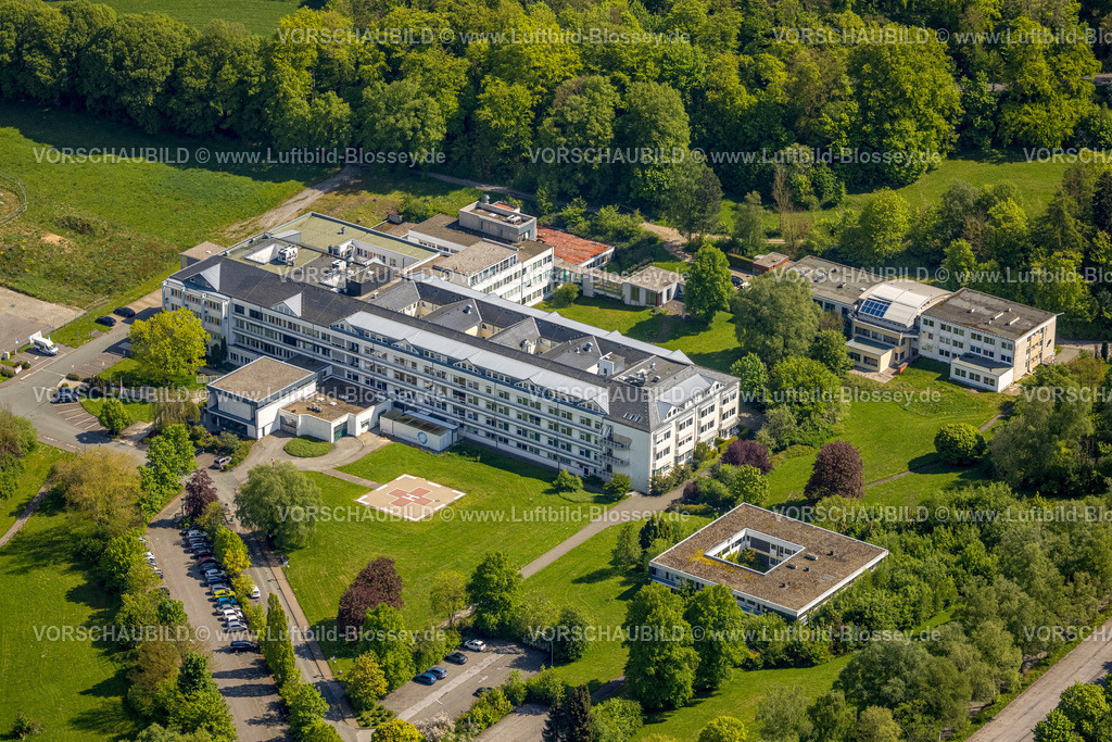 Brilon240503450 | Luftbild, Städtisches Krankenhaus Maria-Hilf Brilon Allgemeinkrankenhaus Klinik, am Wald mit Hubschrauberlandeplatz, Brilon, Sauerland, Nordrhein-Westfalen, Deutschland