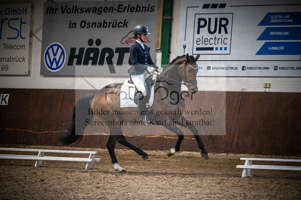Hallenreittunier Voxtrup 2023 | Entdecke hochwertige Reitturnierfotos von Foto Oger. Professionell, emotional und authentisch – jetzt Lieblingsmomente im Shop bestellen. - Realisiert mit Pictrs.com