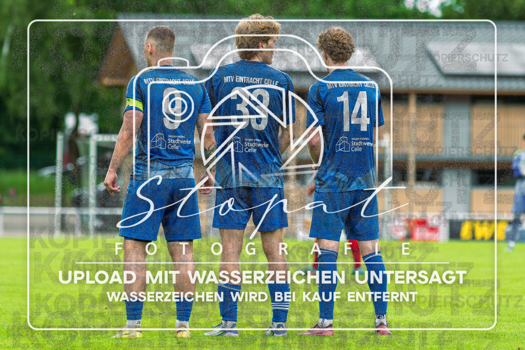 Landesliga Herren LG - TV Jahn Schneverdingen vs. MTV Eintracht Celle | Jean-Luca van Eupen (MTV Eintracht Celle #9), Bastian-Viggo Suchantke (MTV Eintracht Celle #33), Hannes Reichel (MTV Eintracht Celle #14); Landesliga Herren LG - TV Jahn Schneverdingen vs. MTV Eintracht Celle am 06.06.2026 in Osterwaldstadion, Schneverdingen - Realisiert mit Pictrs.com