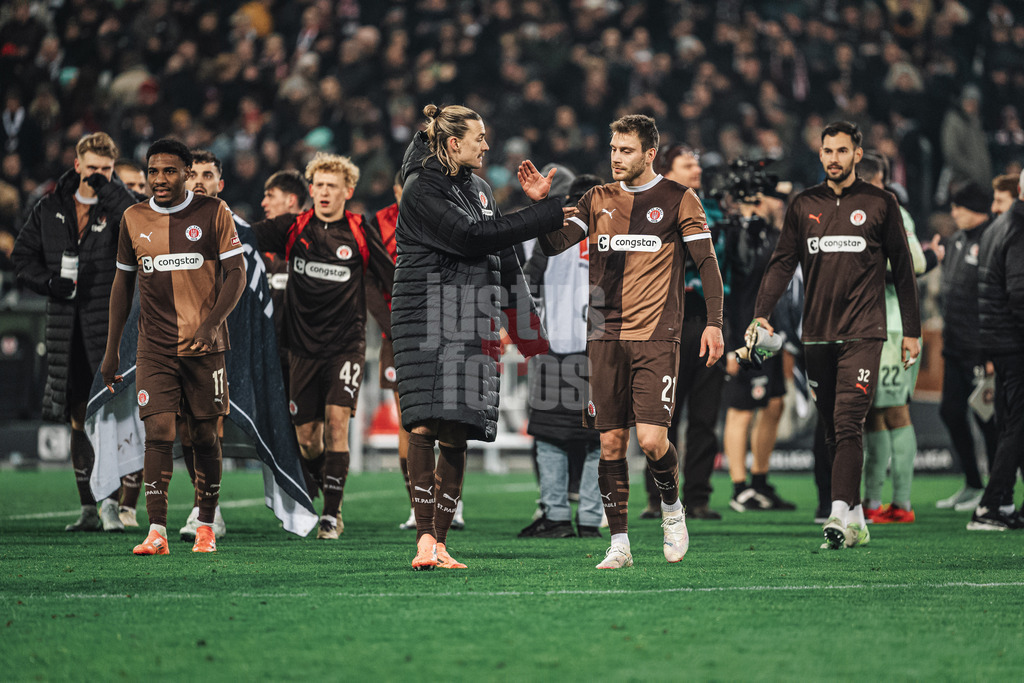 Fußball | Männer | Saison 2024/2025  | Fußball-Bundesliga | 12. Spieltag | FC St. Pauli vs. Holstein Kiel | 29.11.2024 | v.l. Jackson Irvine (#7, FC St. Pauli) und Lars Ritzka (#21, FC St. Pauli) klatschen ein nach dem Sieg