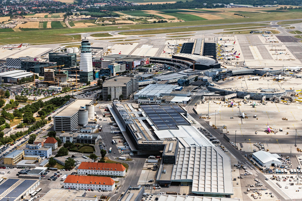 dr__0025141.jpg | SCHWECHAT 24.06.2019 Flughafen Tower und Gelände des Flughafen Wien-Schwechat (Vienna International Airport) in Schwechat in Niederösterreich, Österreich. // Tower and terminals on the premises of Vienna International Airport in Schwechat in Lower Austria, Austria. Foto: Daniel Reiter