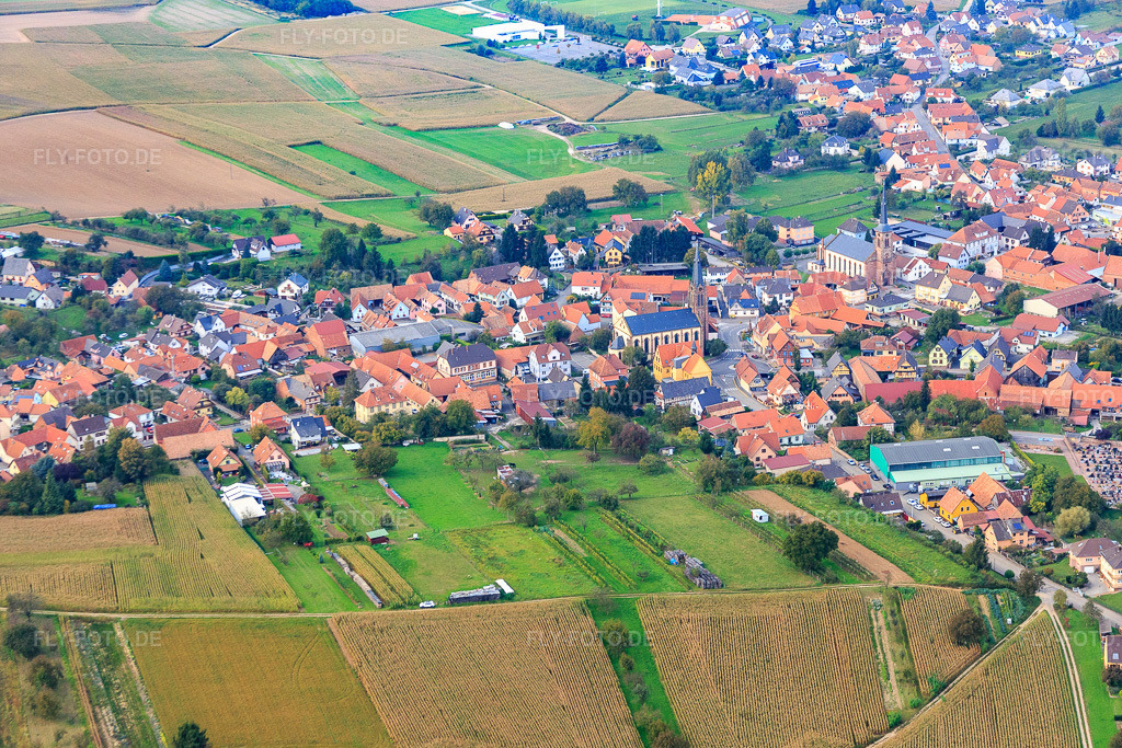 Luftbild: Dorfmitte mit Paroisse Protestante und Eglise Catholique in Weitbruch im Bundesland Bas-Rhin in Frankreich. – Foto: IMG_074222.jpg vom 04.10.2014 durch Werner Riehm/FLY-FOTO.de – Auflösung des Originals: 5301 x 3534 px