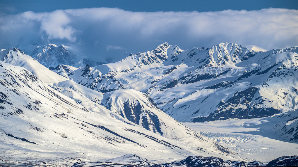 2025-133 | Eine Fahrt auf dem 134 Meilen langen Denali Highway, der vielleicht schönsten Panoramastraße Nordamerikas, eröffnet grandiose Ausblicke auf die Berge und Ausläufer der Alaska Range. - Realisiert mit Pictrs.com