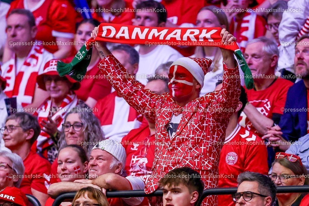 EHF20012602050 | 20.01.2026, Handball, Men's EHF EURO 2026, Dänemark - Portugal, Jyske Bank Boxen in Herning, Dänemark, Preliminary Round: Gute Stimmung bei den Fans Handballfans aus Dänemark