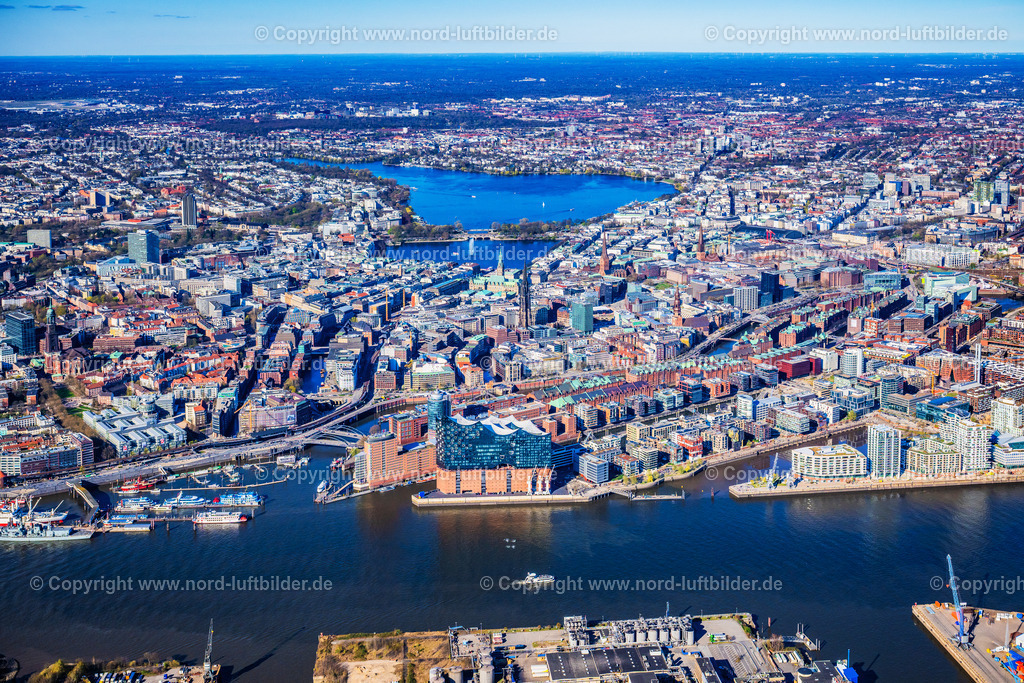 Hamburg_Hafen_Panorama_bis_Alster_ELS_4602060425 | HAMBURG 06.04.2025 Stadtansicht am Ufer des Flußverlaufes der Norderelbe im Ortsteil HafenCity mit der Elbphilharmonie in Hamburg, Deutschland. // City view on the banks of the river course of the Norderelbe in the district HafenCity with the Elbphilharmonie in Hamburg, Germany. Foto: Martin Elsen