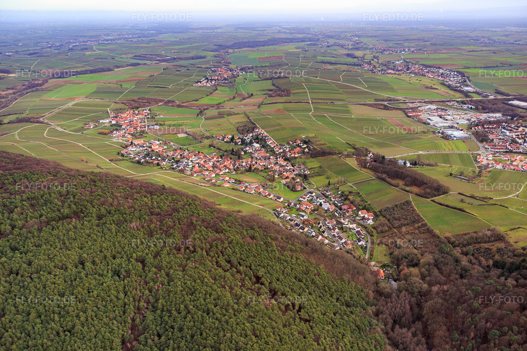 Luftbild: Ortsansicht von Westen im Ortsteil Pleisweiler in Pleisweiler-Oberhofen im Bundesland Rheinland-Pfalz in Deutschland. Foto: IMG_085710.jpg vom 08.01.2016 durch Werner Riehm/FLY-FOTO.de