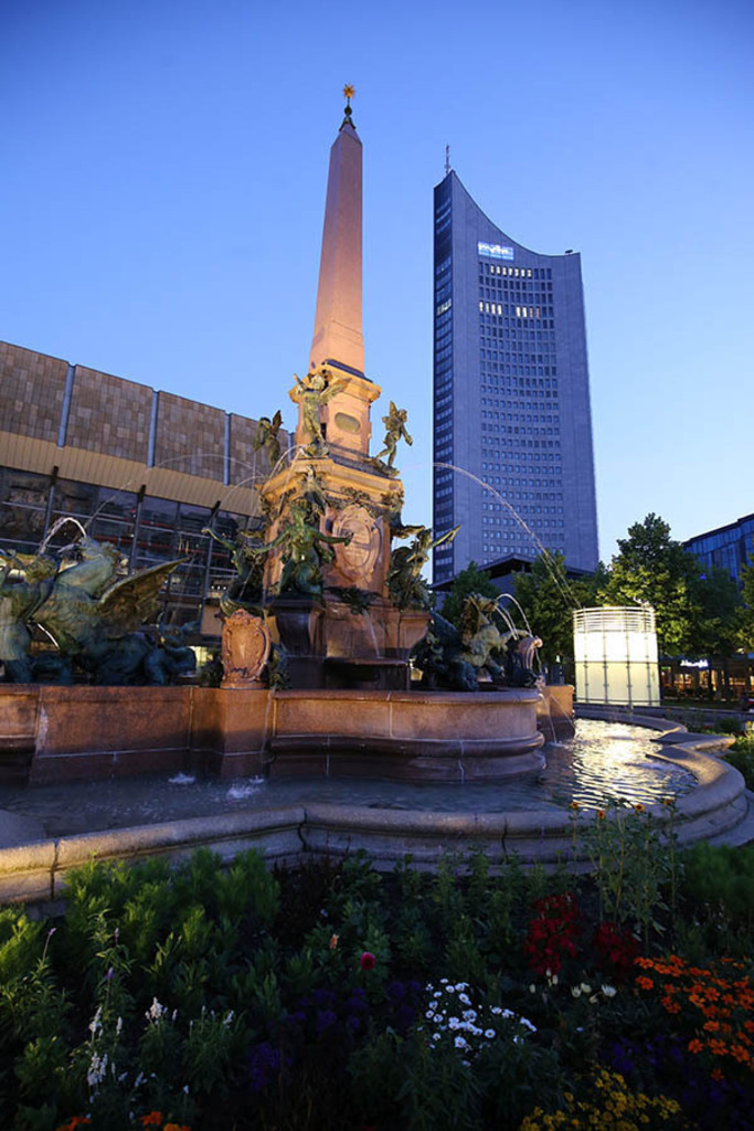 Foto: Leipzig - Mendebrunnen bei Nacht | Das Team hinter BILDLEXIKON LEIPZIG bündelt historische wie aktuelle Informationen über die Stadt Leipzig in Text und Bild auf einer Plattform und stellt diese der interessierten Öffentlichkeit zur Verfügung.