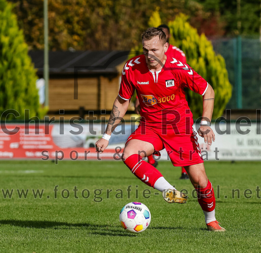 2023-11-04_058_FC_Langengeisling_gegen_VfL_Waldkraiburg | Erding, Deutschland, 04.11.2023:
Fußball, Bezirksliga Oberbayern Ost 2023 / 2024, 16. Spieltag, FC Langengeisling gegen VfL Waldkraiburg, Endergebnis: 2:0

Marius Bindiu (VfL Waldkraiburg, #19)

Foto: Christian Riedel / fotografie-riedel.net