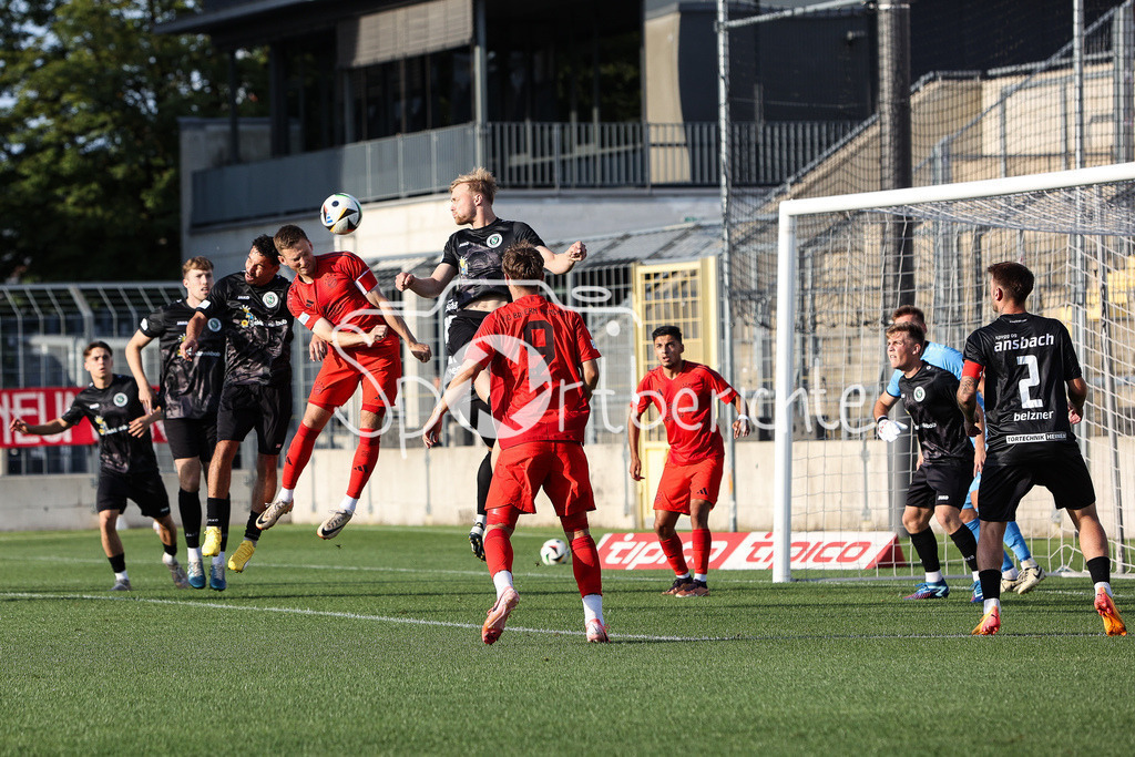 FC Bayern Amateure - SpVgg Ansbach | Kopfballchance fuer Timo Kern (FCB #10) nach einem Eckball