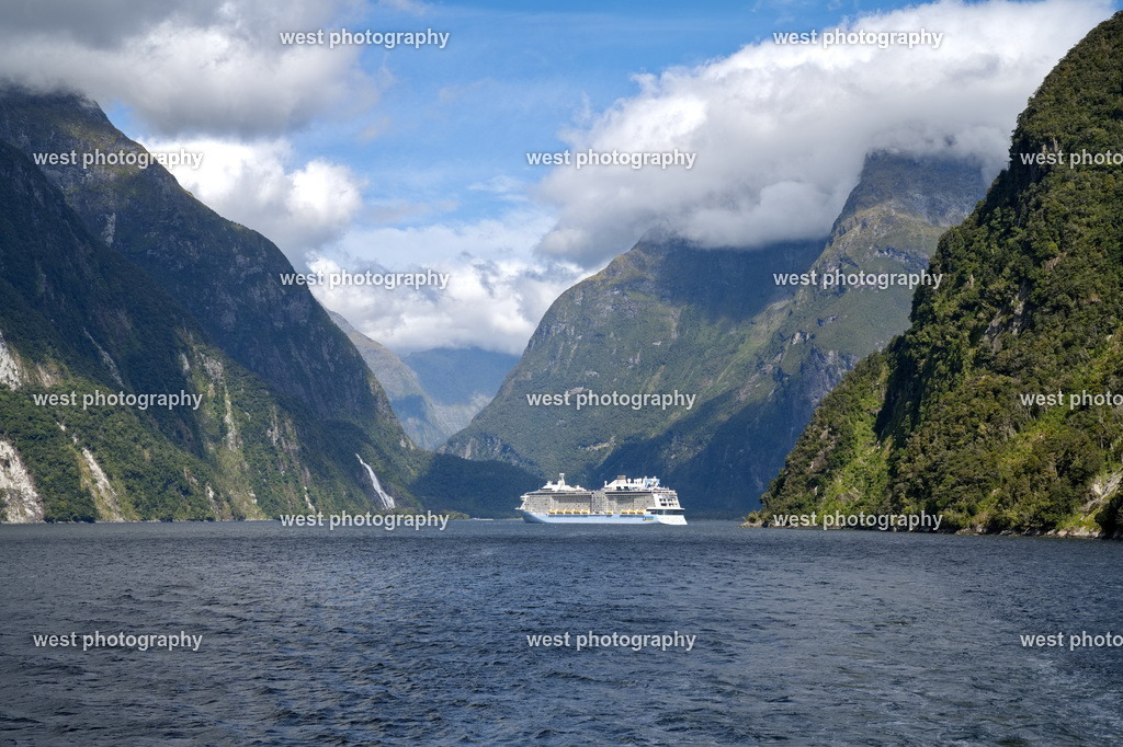 Ship in the Milford Sound - NZL 2024 | west photography - Realisiert mit Pictrs.com