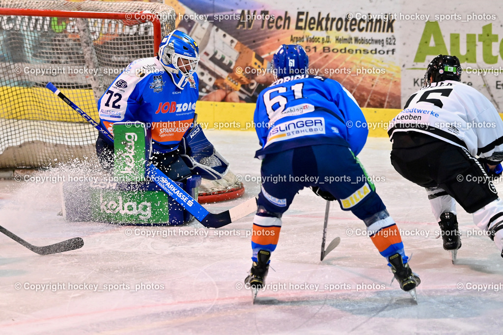 ESC Sparkasse Steindorf vs. LE Kings | #72 Moser Lukas ESC Steindorf, #61 Friedrich Daniel ESC Steindorf, #15 Sojer Mark LE Kings, ESC Sparkasse Steindorf vs. LE Kings, ESC Sparkasse Steindorf vs. LE Kings am 01.11.2025 in Steindorf (Ossiachersee Halle), Austria, (Photo by Bernd Stefan)