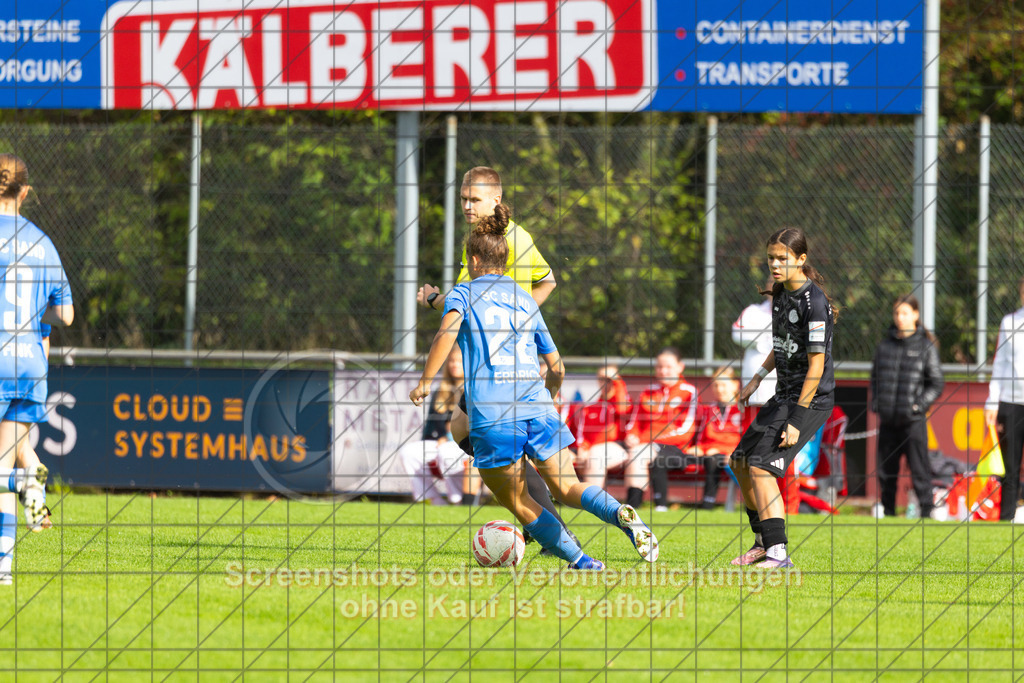 20261010_140454_0693_(c)_by_PhotoPeet | #,1.FC Donzdorf (schwarz) vs. SC Sand (blau), Fußball, EnBW-Oberliga B -Juniorinnen, 05. Spieltag, Saison 2026/2027, Rasenplatz Lautertal Stadion, Süßener Straße 16, 73072 Donzdorf, 10.10.2026 - 14:00 Uhr,Foto: PhotoPeet / Sport- &amp; Eventfotografie / Peter Harich