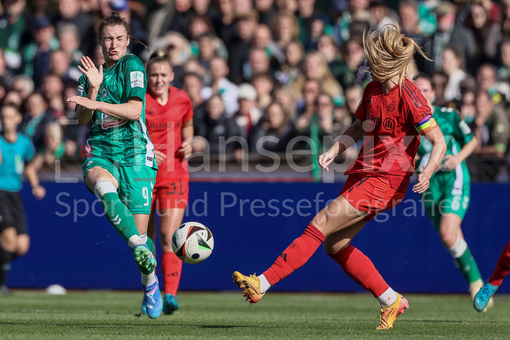 Fussball, Google Pixel Frauen-Bundesliga, SV Werder Bremen - FC Bayern München | v.li.: Sophie Weidauer (SV Werder Bremen, 9) und Glodis Perla Viggosdottir (FC Bayern München, 4) im Zweikampf, Duell, Dynamik, Aktion, Action, Spielszene, DIE DFB-RICHTLINIEN UNTERSAGEN JEGLICHE NUTZUNG VON FOTOS ALS SEQUENZBILDER UND/ODER VIDEOÄHNLICHE FOTOSTRECKEN. DFB REGULATIONS PROHIBIT ANY USE OF PHOTOGRAPHS AS IMAGE SEQUENCES AND/OR QUASI-VIDEO.