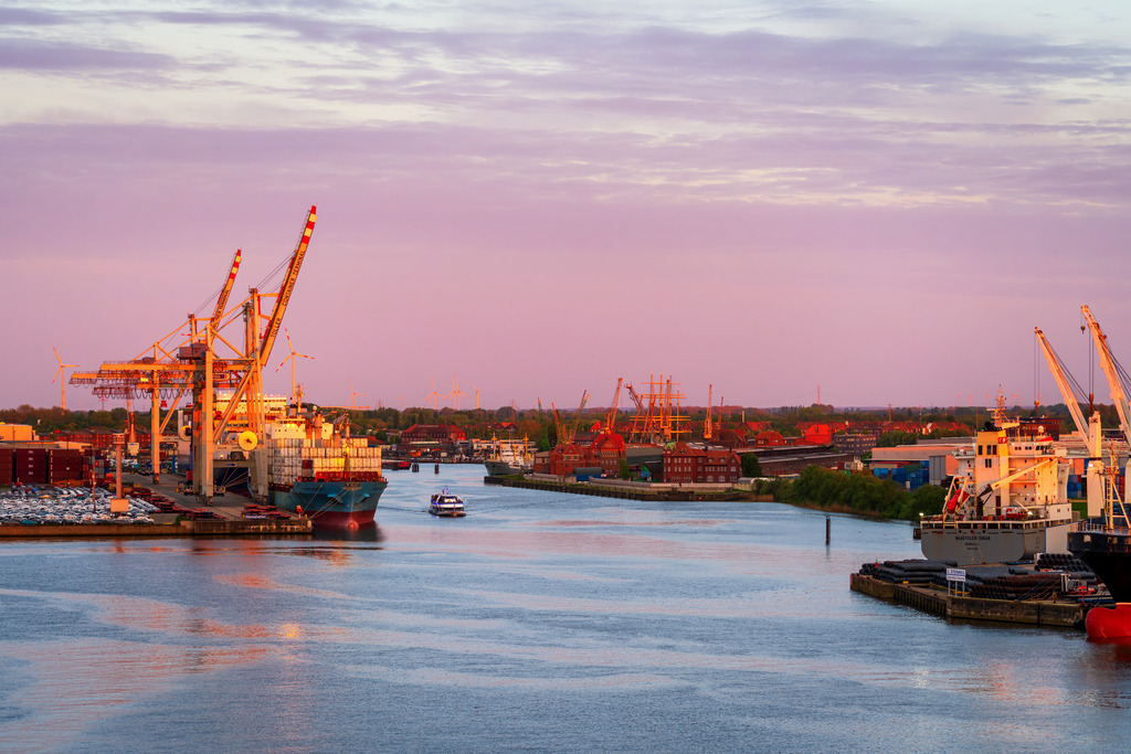 10241101 - Abendrot am Hansahafen | Blick über die Elbe auf den Hansahafen.