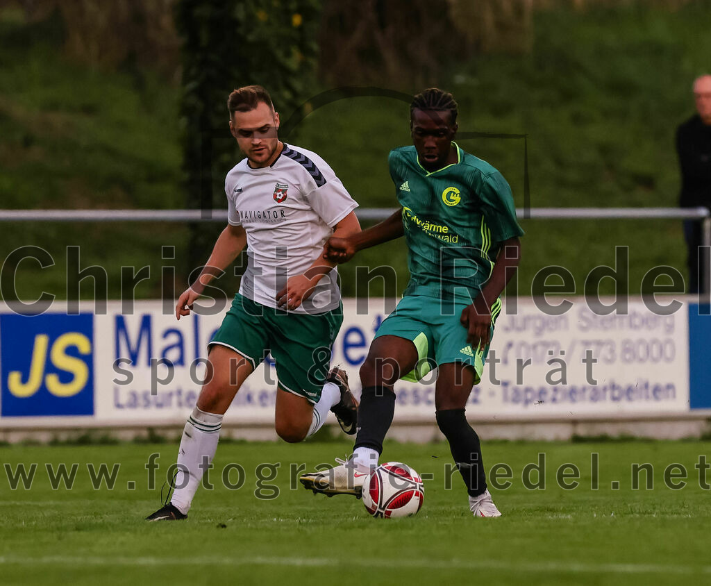 2023-09-01_045_FC_Schwaig_gegen_TSV_Gruenwald | Oberding, Deutschland, 01.09.2023:
Fußball, Landesliga Südost 2023 / 2024, 9. Spieltag, FC Schwaig gegen TSV Grünwald, Endergebnis: 3:1

Tobias Bartl (FC Schwaig, #37), k.A. (TSV Grünwald, #13)

Foto: Christian Riedel / fotografie-riedel.net