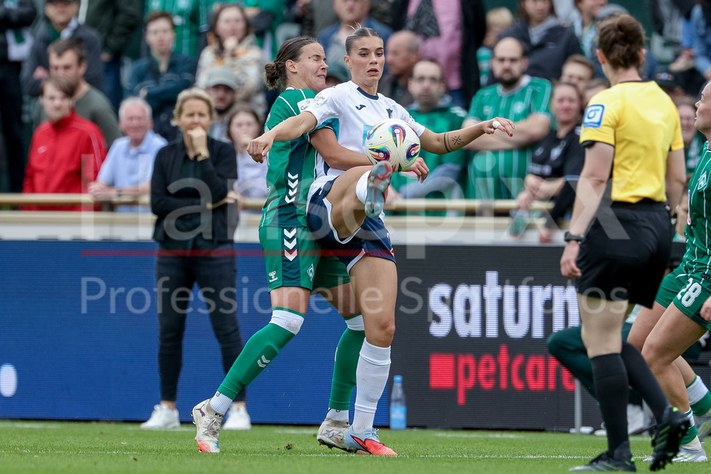 Fussball, Google Pixel Frauen-Bundesliga, SV Werder Bremen - TSG 1899 Hoffenheim | v.li.: Hanna Nemeth (SV Werder Bremen, 23) und Selina Cerci (TSG 1899 Hoffenheim, 29) im Zweikampf, Duell, Dynamik, Aktion, Action, Spielszene, DIE DFB-RICHTLINIEN UNTERSAGEN JEGLICHE NUTZUNG VON FOTOS ALS SEQUENZBILDER UND/ODER VIDEOÄHNLICHE FOTOSTRECKEN. DFB REGULATIONS PROHIBIT ANY USE OF PHOTOGRAPHS AS IMAGE SEQUENCES AND/OR QUASI-VIDEO.