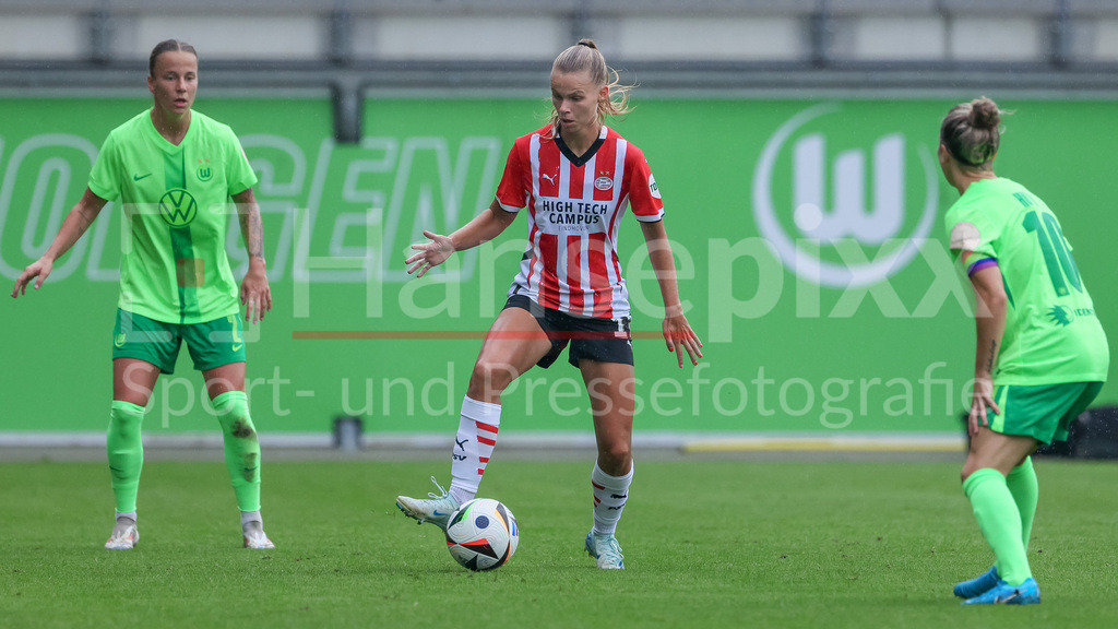 Fussball, Testspiel Frauen, VfL Wolfsburg - PSV Eindhoven | v.li.: Lore Jacobs (PSV Eindhoven, 17) am Ball, Einzelbild, Ganzkörper, Aktion, Action, Spielszene