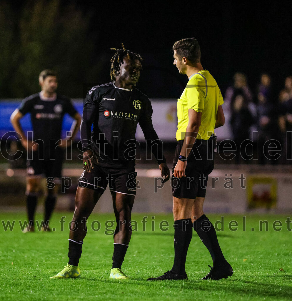 2023-10-27_050_VfB_Hallbergmoos_gegen_FC_Schwaig | Hallbergmoos, Deutschland, 27.10.2023:
Fußball, Landesliga Südost 2023 / 2024, 18. Spieltag, VfB Hallbergmoos gegen FC Schwaig, Endergebnis: 2:3

Bilal Ibrahim (FC Schwaig, #6), Schiedsrichter Fabian Buechner

Foto: Christian Riedel / fotografie-riedel.net