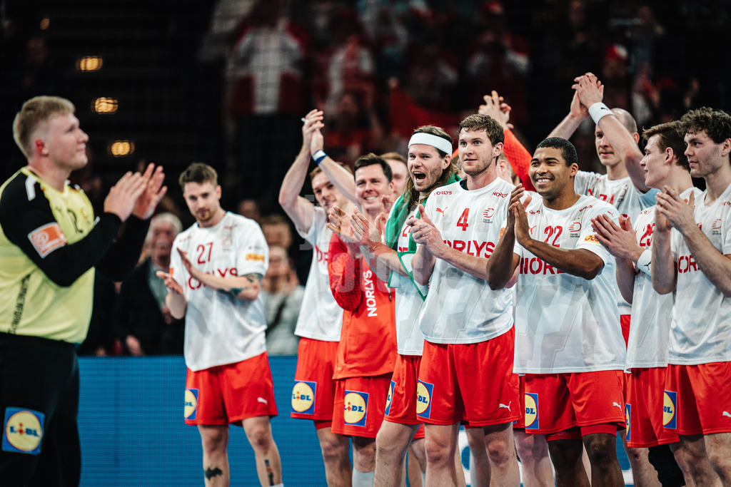Handball | Herren | EHF EURO 2024 | European Championshop Men 2024 Final Tournament | Norwegen vs. Dänemark | 21.01.2024 | Emil Nielsen (#12, , Dänemark, DEN) wird von den Fans zum wichtigsten Spieler gewählt und sein Team applaudiert ihm