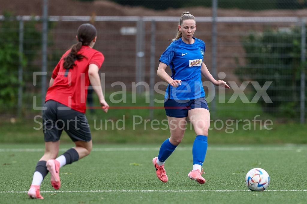 Fussball, Aufstiegsrunde Regionalliga Nord Frauen, FC Union 60 - SC Victoria Hamburg | Jara Schofeld (SC Victoria Hamburg, 18) am Ball, Einzelbild, Ganzkörper, Aktion, Action, Spielszene
