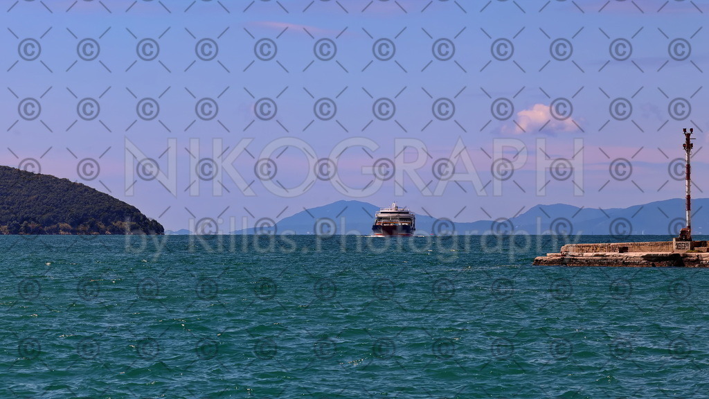 Bucht von Igoumenitsa | Fähre in der Bucht von Igoumenitsa. Die Stadt Igoumenitsa liegt im Nordwesten Griechenlands und gehört dem Regionalbezirk Thesprotia der Region Epirus an. Vom Hafen gibt es regelmäßige Fährverbindungen nach Korfu sowie diversen italienischen Häfen.