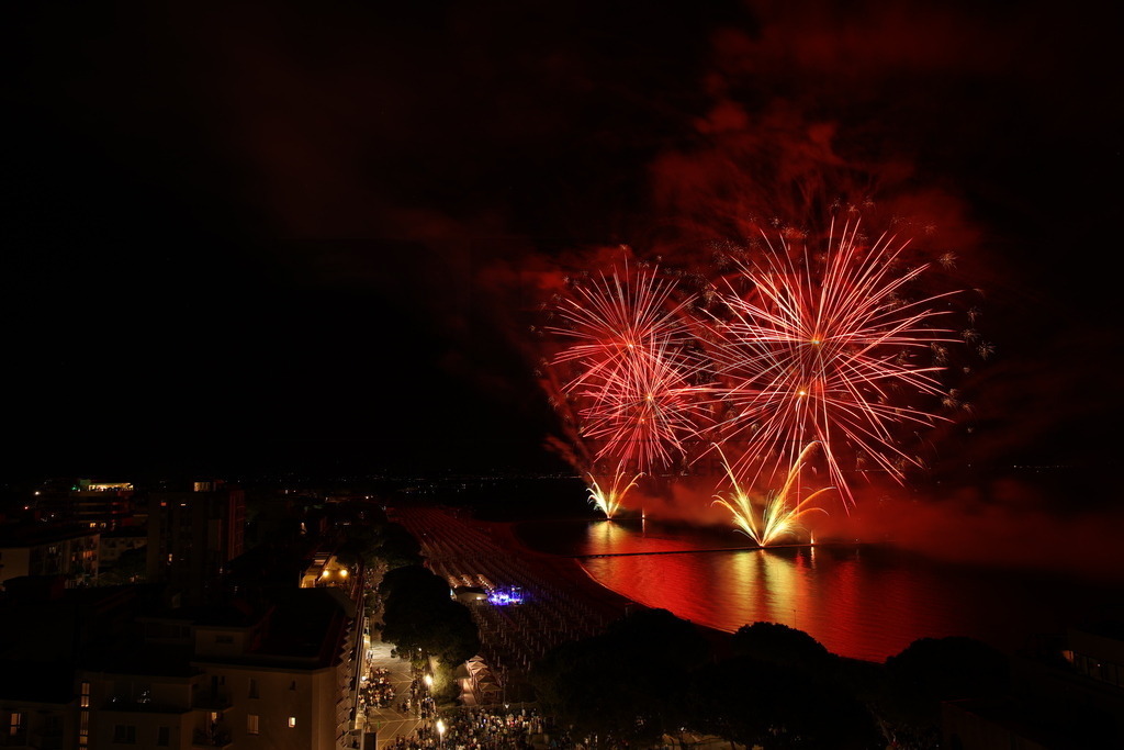 Ferragosto Fireworks in Grado, Italy | GRADO, ITALY, 15.AUG.26 - FIREWORKS - Ferragosto fireworks over the Adriatic Sea in Grado, Italy. Colorful fireworks light up the night sky above the beach, coastline and waterfront during the traditional summer celebration. - Realisiert mit Pictrs.com