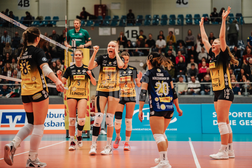 Volleyball | Frauen | Saison 2025/2026 | Volleyball Bundesliga | ETV Hamburger Volksbank Volleys vs. VfB Suhl LOTTO Thüringen | 07.03.2026 | Suhl jubelt nach dem Sieg, v.l. Mackenzie Foley (#8, VfB Suhl LOTTO Thüringen), Hannah Hartmann (#5, VfB Suhl LOTTO Thüringen), Roosa Laakkonen (#4, VfB Suhl LOTTO Thüringen), Irene del Carmen Ramos Mencia (#2, VfB Suhl LOTTO Thüringen), Xiang-Chen Lai (#20, VfB Suhl LOTTO Thüringen) und Svea Naujack (#1, VfB Suhl LOTTO Thüringen)