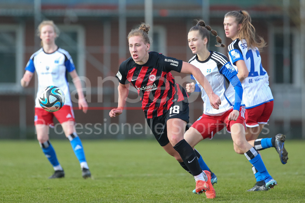 Fussball, 2. Frauen-Bundesliga, Hamburger SV - Eintracht Frankfurt II | v.li.: Johanna Berg (Eintracht Frankfurt II, 18) am Ball, Einzelbild, Ganzkörper, Aktion, Action, Spielszene, Emilia Hirche (Hamburger SV, 20), DIE DFB-RICHTLINIEN UNTERSAGEN JEGLICHE NUTZUNG VON FOTOS ALS SEQUENZBILDER UND/ODER VIDEOÄHNLICHE FOTOSTRECKEN. DFB REGULATIONS PROHIBIT ANY USE OF PHOTOGRAPHS AS IMAGE SEQUENCES AND/OR QUASI-VIDEO.