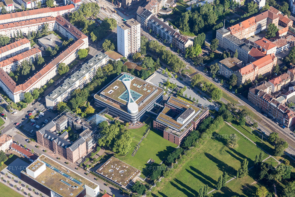 Luftbild: Verwaltungsgebäude des Versicherungs- Unternehmens BGV / Badische Versicherungen hinter dem Landratsamt Karlsruhe im Ortsteil Oststadt in Karlsruhe im Bundesland Baden-Württemberg in Deutschland. Foto: IMG_093029.jpg vom 13.08.2016 durch Werner Riehm/FLY-FOTO.de