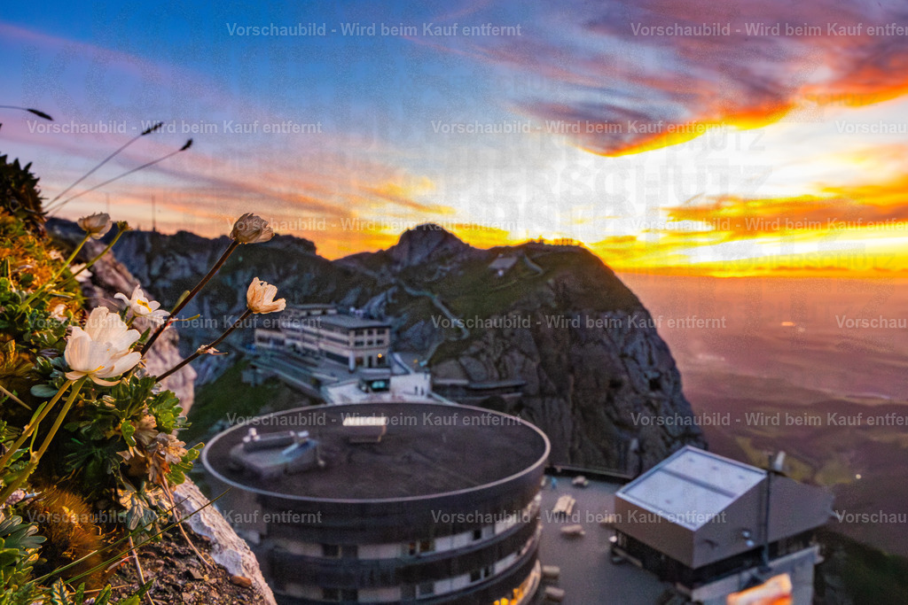 Sonnenuntergang auf dem Pilatus | Sonnenuntergang auf dem Pilatus mit warmem Abendlicht, leuchtenden Wolken und Blick über die Zentralschweiz. Eine ruhige Bergserie zwischen Fels, Himmel und letzter Tagesfarbe. - Realisiert mit Pictrs.com