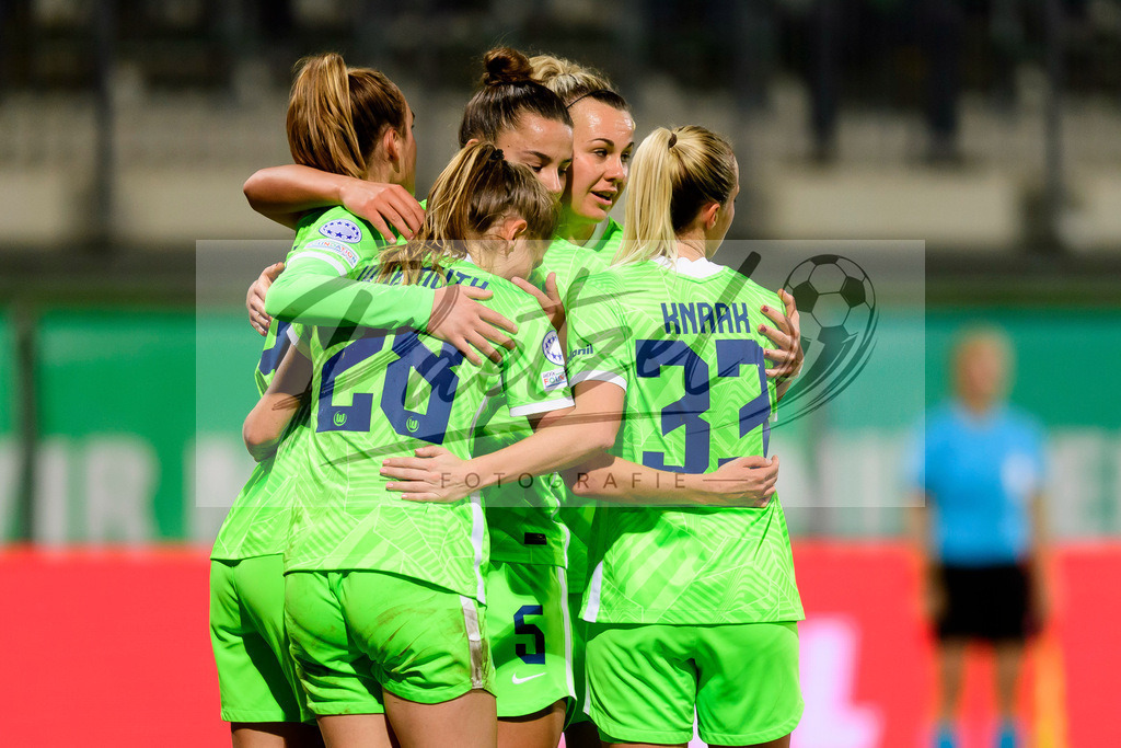 WOBSER20211013_031 | Fussball, Frauen: Tabea Wassmuth (VfL Wolfsburg) Torjubel, jubelt mit ihrer Mannschaft nach dem Treffer zum 3:0 beim Spiel der UEFA Women´s Champions League zwischen VfL Wolfsburg und Servette FC im AOK-Stadion am 13.10.2021 in Wolfsburg, Deutschland. - Realisiert mit Pictrs.com