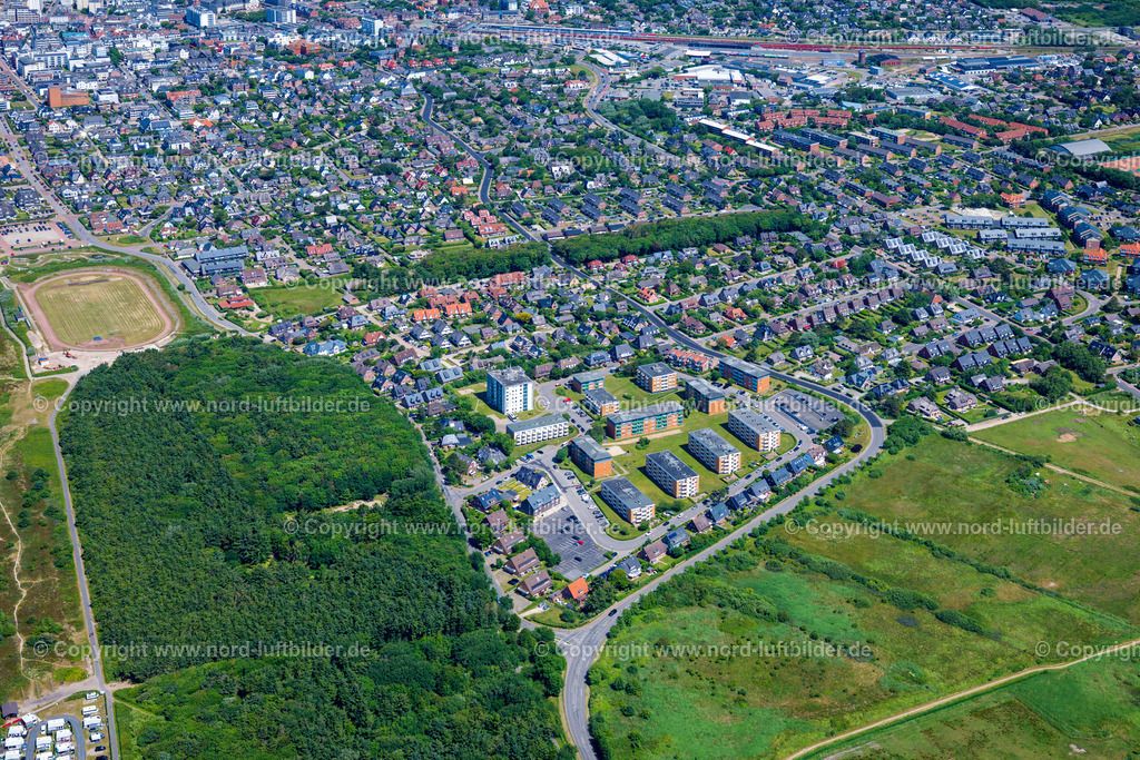 Sylt_Westerland_Theodorheussstrasse_ELS_4590210625 | SYLT 21.06.2025 Stadtrand und Außenbezirks- Wohngebiete an der Theodor-Heuss-Straße in Sylt Nordsee - Insel im Bundesland Schleswig-Holstein, Deutschland. // Outskirts and outskirts of the city - residential areas on Theodor-Heuss-Strasse in Sylt North Sea - Island in the federal state of Schleswig-Holstein, Germany. Foto: Martin Elsen