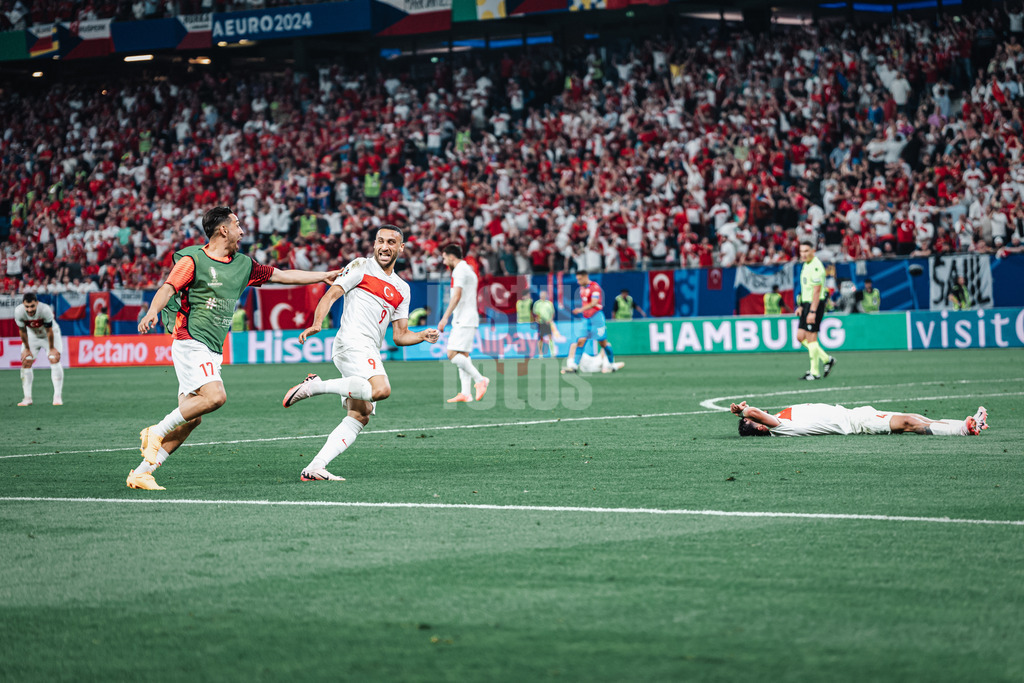 Fußball | Herren | UEFA-Fußball-Europameisterschaft 2024 | Gruppe F | Tschechien vs. Türkei | 26.06.2024 | Cenk Tosun (#9, Türkei) schießt das 2:1 Tor und jubelt, von der Seite kommt İrfan Kahveci (#17, Türkei)