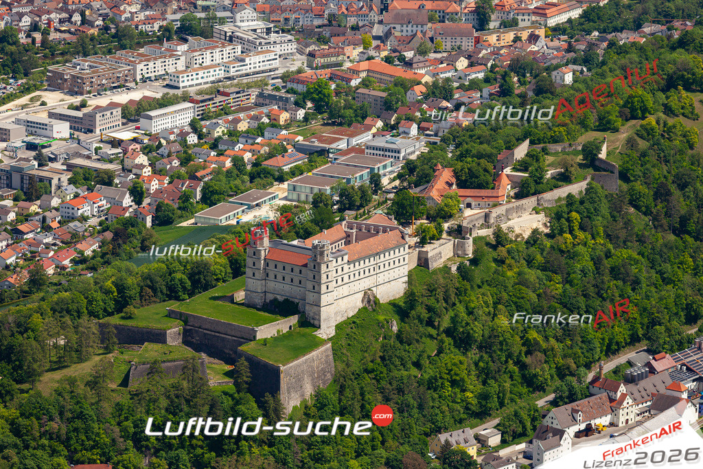 Die Luftbildaufnahme Burg - Eichstätt wurde 2020 mittels Flugzeug (keine Drohne) erstellt. Perfekte Schärfe und Druck- Ergebnisse- Garantiert!