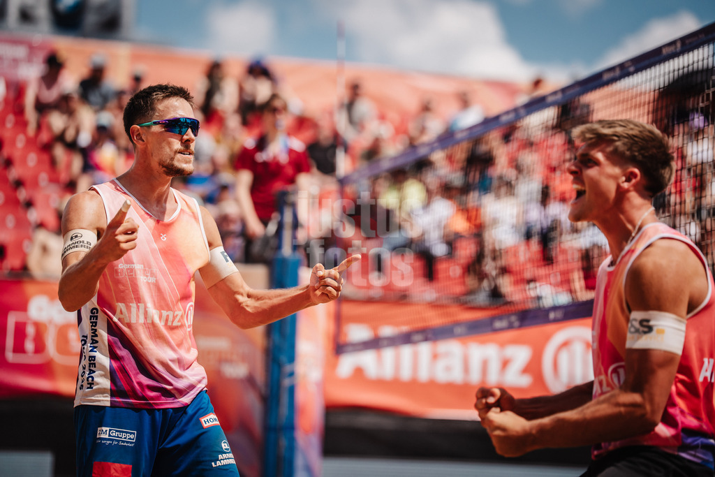 Beachvolleyball | Männer | Allianz German Beach Tour 2025 | Tourstop München | 11.07.2025 | v.l. David Poniewaz und Luis Kubo jubeln