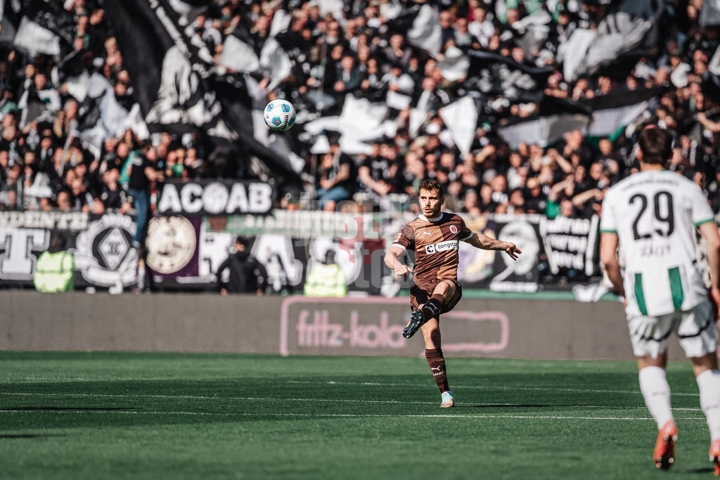 Fußball | Männer | Saison 2024/2025  | Fußball-Bundesliga | 28. Spieltag | FC St. Pauli vs. Borussia Mönchengladbach | 06.04.2025 | Danel Sinani (#10, FC St. Pauli)