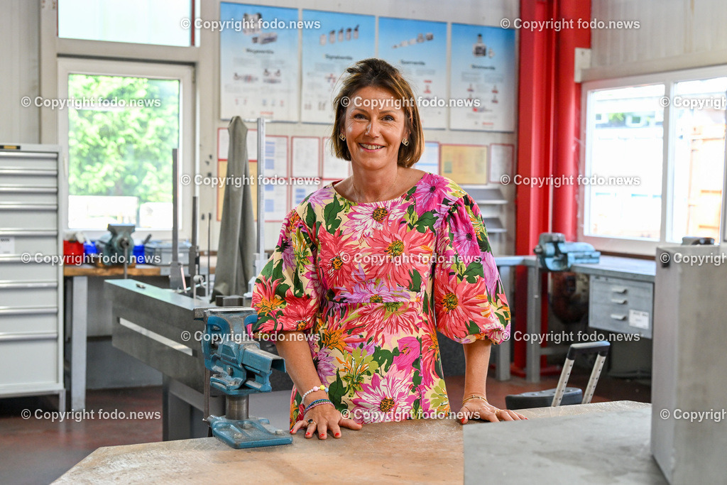 Rosenbauer International AG_ 19.07.2023-59 | 19.07.2023, Leonding, AUT, Rosenbauer International AG, im Bild Monika Sandberger (Geschaeftsfuehrerin Zukunft.Lehre.Oesterreich) in der Lehrwerkstaette