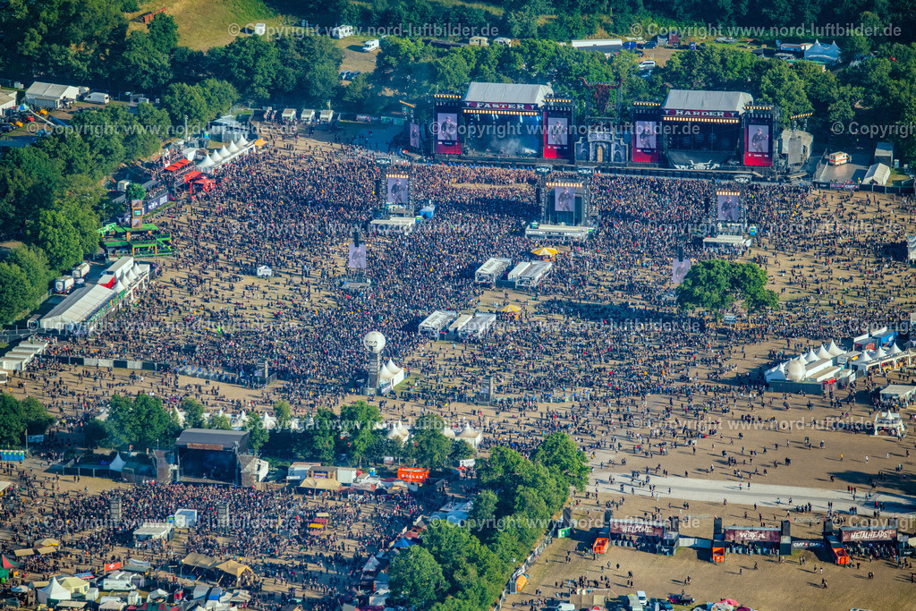 Wacken_Musik_Festival_ELS_3374060822 | WACKEN 06.08.2022 Besucher des Wacken Musik- Festivals auf dem Veranstaltungs- Konzertgelände an der Norderstraße in Wacken im Bundesland Schleswig-Holstein, Deutschland. Weiterführende Informationen bei: CTS EVENTIM AG & Co. KGaA,  ICS Festival Service GmbH,  SH Promotion GmbH&amp;Co.KG. // Participants in the Wacken music festival on the event concert area on street Norderstrasse in Wacken in the state Schleswig-Holstein, Germany. Further information at: CTS EVENTIM AG & Co. KGaA,  ICS Festival Service GmbH,  SH Promotion GmbH&amp;Co.KG. Foto: Martin Elsen