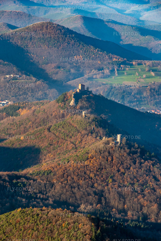 Luftbild: Die 3 Burgen: Münz, Anebos und Trifels von Südosten im Ortsteil Bindersbach in Annweiler im Bundesland Rheinland-Pfalz in Deutschland. Foto: IMG_135341.jpg vom 12.12.2022 durch Werner Riehm/FLY-FOTO.de