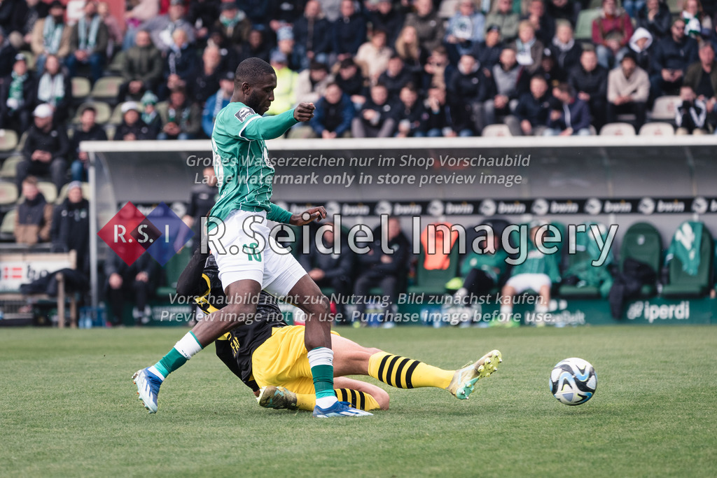 RS-1-043670 | Franz Pfanne (#23, BVB, Teamkapitän) grätscht Pingdwinde Daouda Beleme (#16, Lübeck) den Ball weg