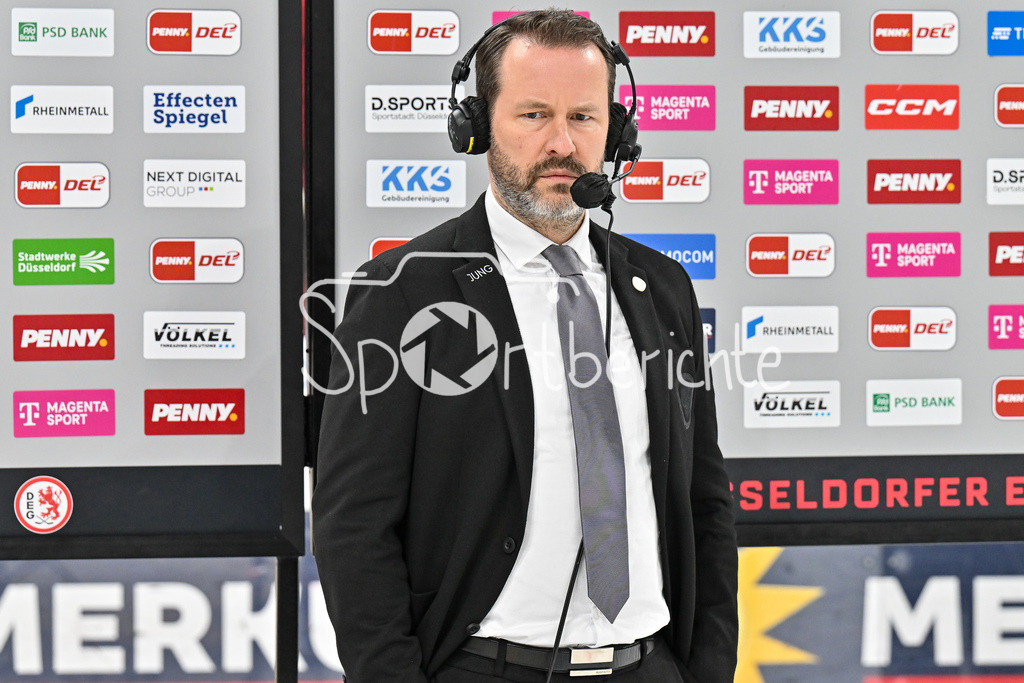 Düsseldorfer EG - Augsburger Panther | haengende Koepfe der Panther beim Spiel in Duesseldorf / Thomas DOLAK CO-Trainer Augsburger Panther / DEL: Duesseldorfer EG - Augsburger Panther, PSD Bank Dome am 22.12.2024