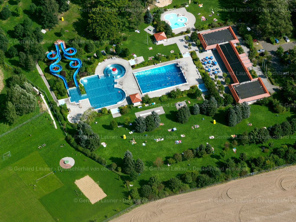 2538423 | OEDERAN 01.08.2005 Offenes Schwimmbecken des Freibades " Erlebnisbad Oederan " in Oederan im Bundesland Sachsen, Deutschland. Weiterführende Informationen bei: Stadtverwaltung Oederan. // Swimming pool of the " Erlebnisbad Oederan " in Oederan in the state Saxony, Germany. Further information at: Stadtverwaltung Oederan. Foto: Gerhard Launer